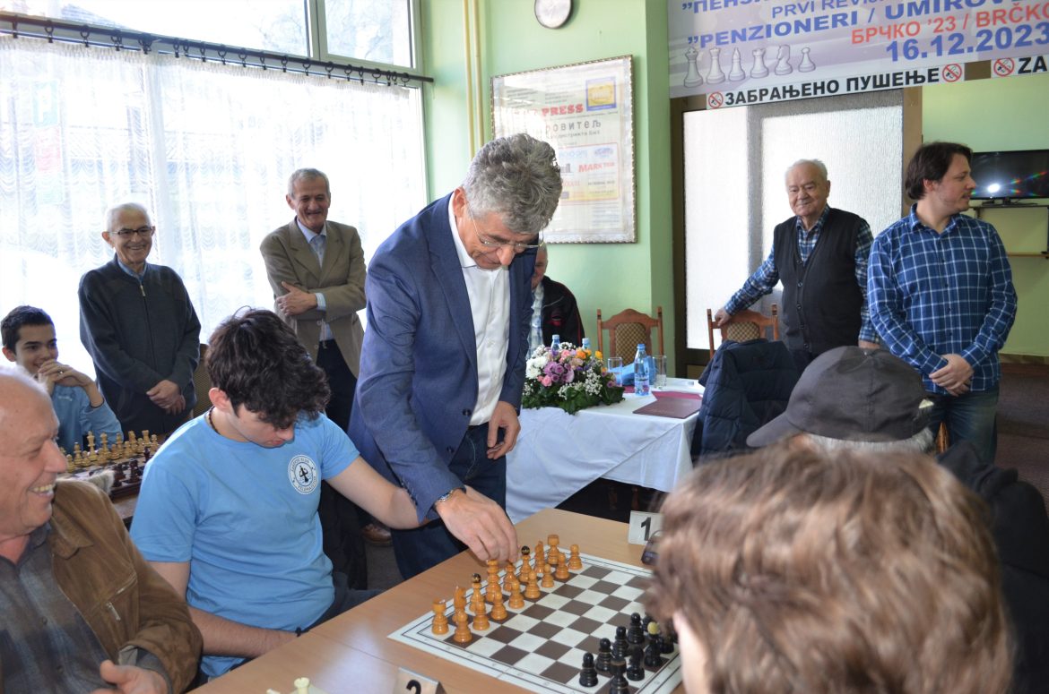 Gradonačelnik prvim potezom otvorio „I Revijalni ekipni turnir u šahu“