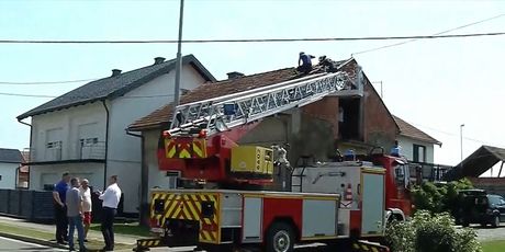 Vjetar dizao krovove i čupao stabla, grom udario u kuću