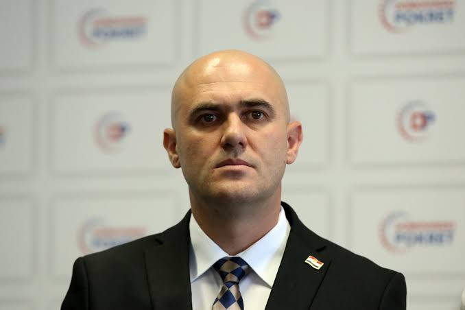 Dabro daje maloljetnicima da pucaju iz automatske puške